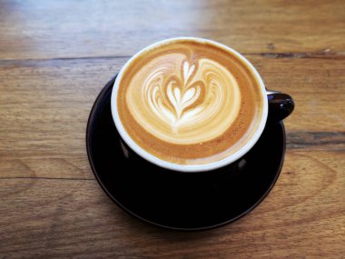 Ahşap bir masa üzerinde sıcak kahve Latte.