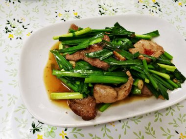 Çin frenk soğanı, kızarmış domuz karaciğer ile