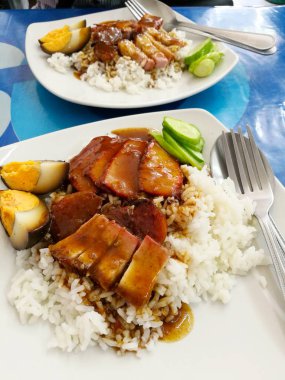 Lezzetli kırmızı domuz eti ve pirinç