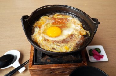 Çıtır çıtır kızarmış domuz eti güveç Japonca.