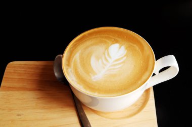 sıcak kahve koyu arka plan üzerinde