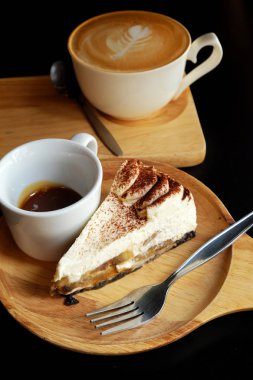 Kahve ile tatlı banoffee pasta.