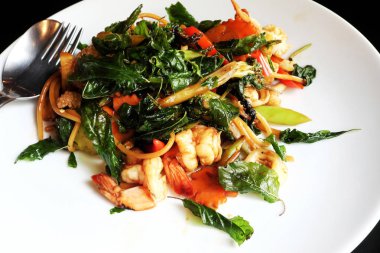 Kızarmış baharatlı deniz mahsulleri spagetti.