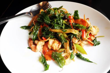 Kızarmış baharatlı deniz mahsulleri spagetti.