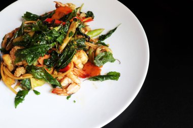 Kızarmış baharatlı deniz mahsulleri spagetti.