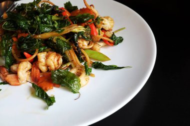 Kızarmış baharatlı deniz mahsulleri spagetti.