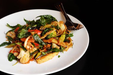 Kızarmış baharatlı deniz mahsulleri spagetti.