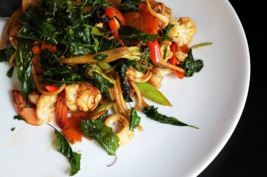 Kızarmış baharatlı deniz mahsulleri spagetti.