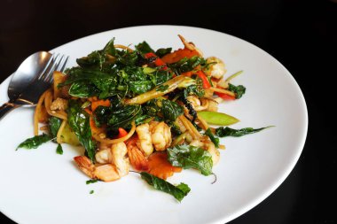 Kızarmış baharatlı deniz mahsulleri spagetti.