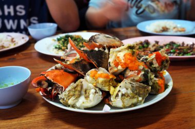 Buharda pişmiş yengeç karaca deniz ürünleri