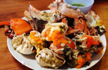 Buharda pişmiş yengeç karaca deniz ürünleri