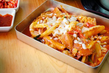 lezzetli Tteokbokki Kore, görünümü kadar yakın