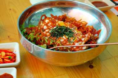 Metal kase lezzetli Bibimbap