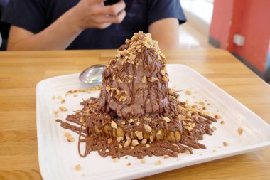 Çikolatalı dondurma ve somun ekmek üzerine.