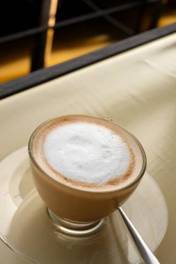 Cam fincan sıcak latte