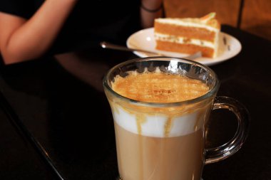 cam fincan lezzetli karamel macchiato