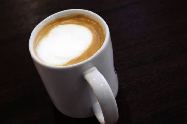 ahşap bir masa üzerinde sıcak kahve