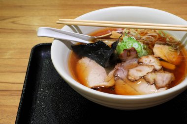 lezzetli Japon ramen, görünümü kadar yakın