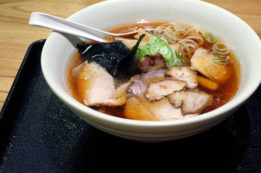 lezzetli Japon ramen, görünümü kadar yakın
