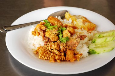 Karides, kalamar, pirinç kızarmış sarımsak