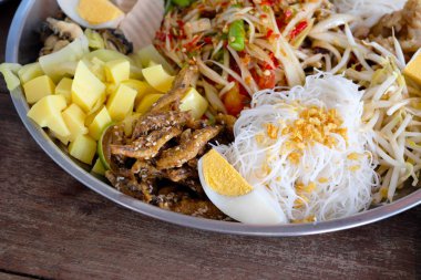 Som Tam plaka üzerinde ahşap bir masa