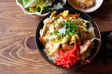 Tavuk ve yumurta Japonya'da pirinç.