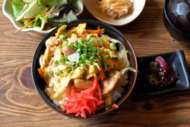 Tavuk ve yumurta Japonya'da pirinç.