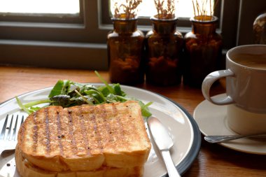 lezzetli ekmek sandviç salata ile.
