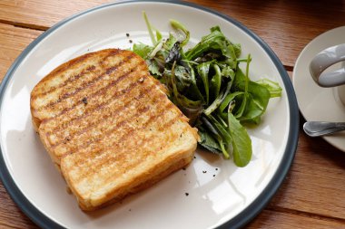 lezzetli ekmek sandviç salata ile.