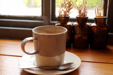 ahşap bir masa üzerinde sıcak kahve