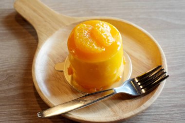 Ahşap plaka lezzetli turuncu kek