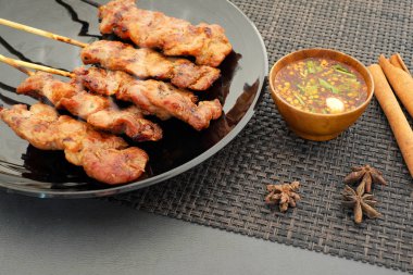 Masanın üzerinde ızgara domuz eti Tayland