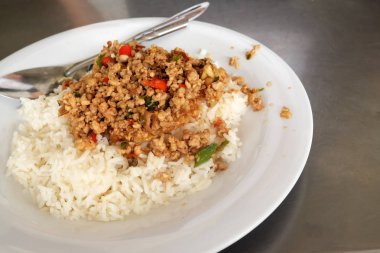 Kıyılmış domuz kızarmış pilav heyecan ile tepesinde