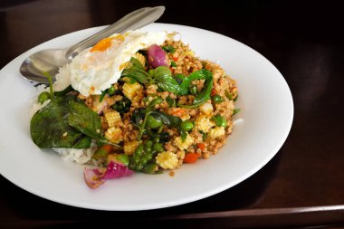 Kıyılmış domuz kızarmış pilav heyecan ile tepesinde