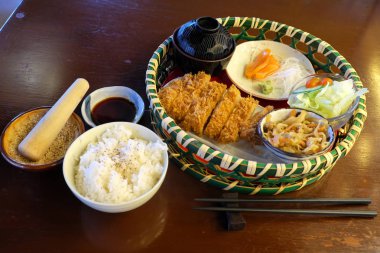 Pirinç domuz pirzola Tonkatsu ayarla.