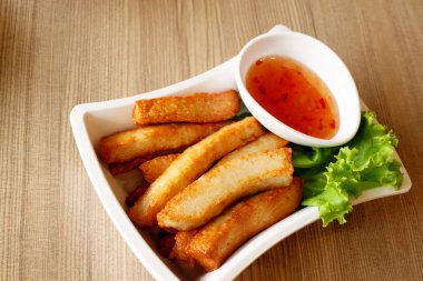 Domuz eti Tayland masanın üzerine kızarmış.