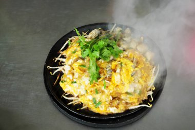 Yumurta ve fasulye filizi kızarmış istiridye