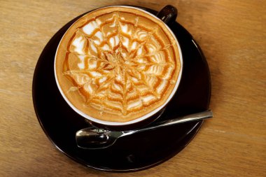 Tahta arka planda bir fincan kahve.