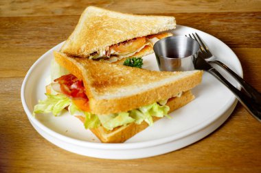 Salamlı sandviç taze sebze ile.