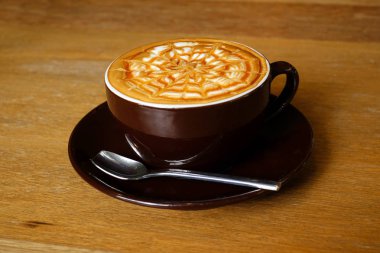 Tahta arka planda bir fincan kahve.