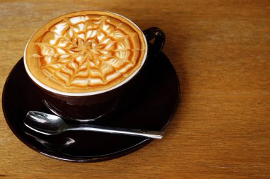 Tahta arka planda bir fincan kahve.