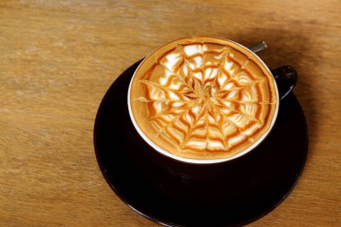 Tahta arka planda bir fincan kahve.