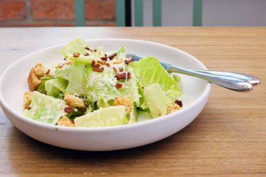 Masanın üzerine Sezar salatası