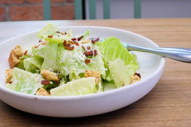 Masanın üzerine Sezar salatası