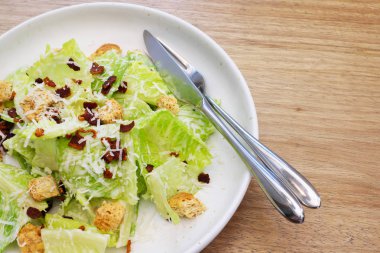 Masanın üzerine Sezar salatası