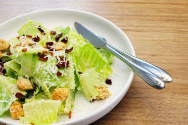 Masanın üzerine Sezar salatası