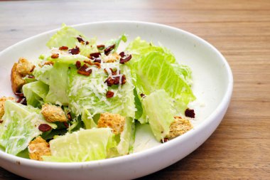 Masanın üzerine Sezar salatası