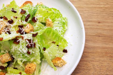 Masanın üzerine Sezar salatası