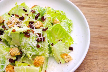 Masanın üzerine Sezar salatası