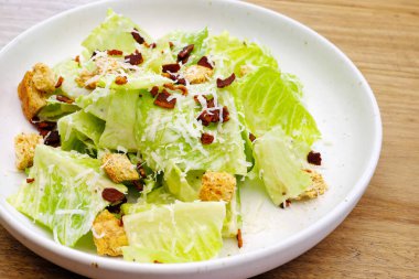 Masanın üzerine Sezar salatası